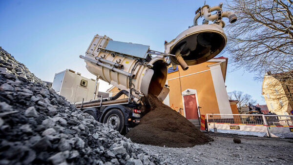 DISAB Centurion™ P20 vacuum truck in action unloading dry material on a construction site.